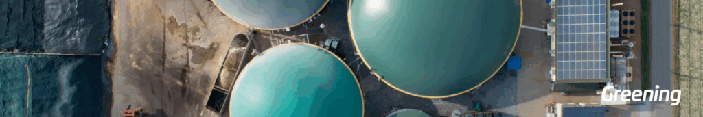 Vista aérea de planta de biometano con digestores y sistemas de tratamiento de residuos para producción de energía renovable en España