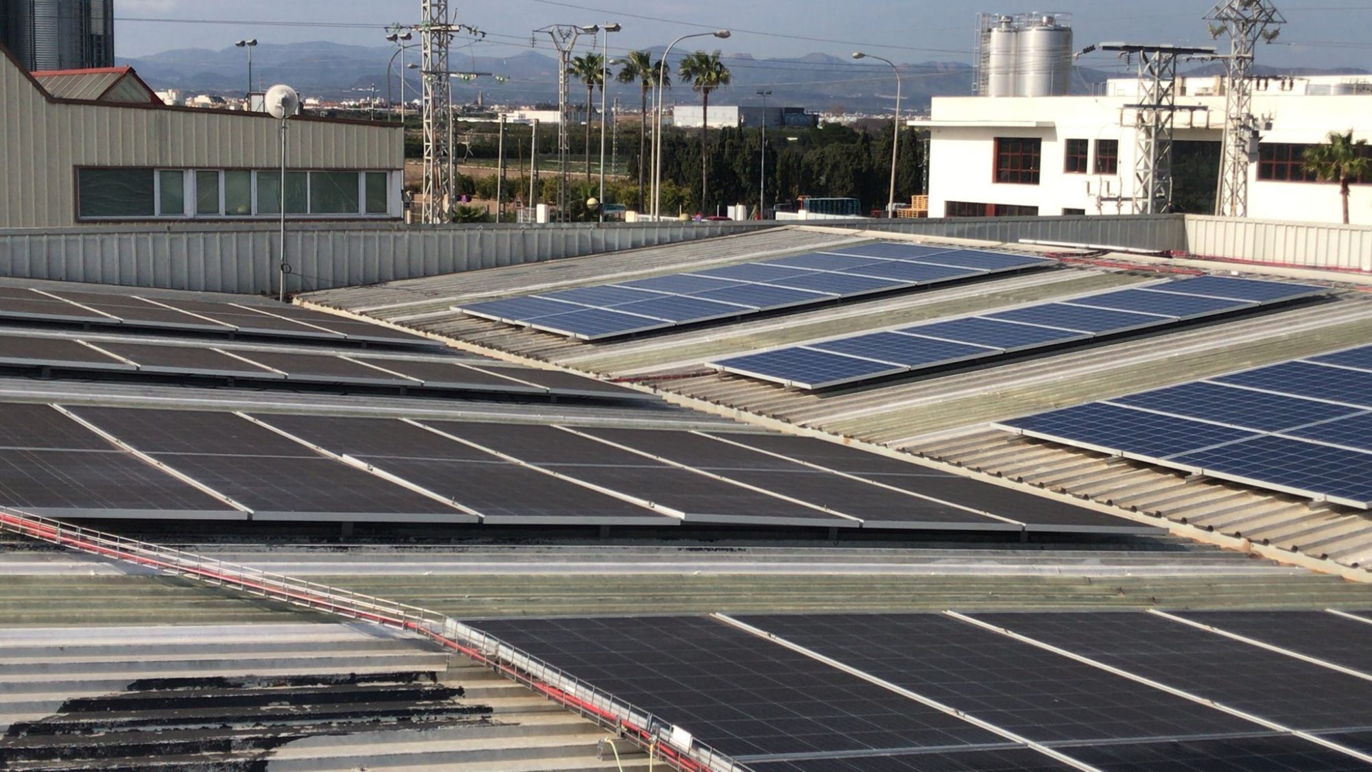 comparación entre paneles solares limpios y paneles solares sucios