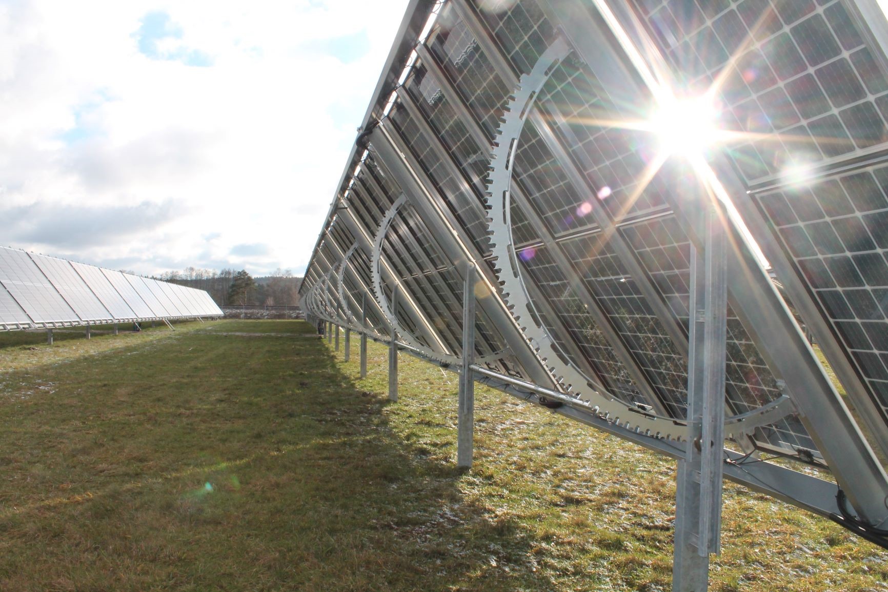 estructura tipo tracker de la planta solar en Badajoz