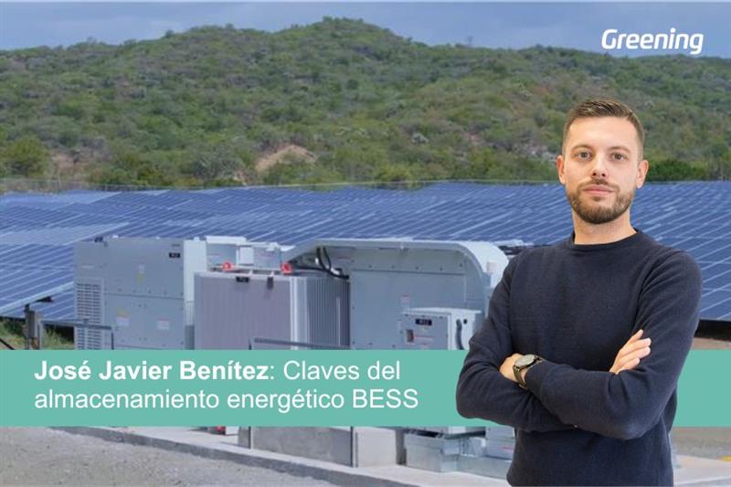 Profesional de Greening frente a una instalación fotovoltaica con sistemas de almacenamiento energético BESS.