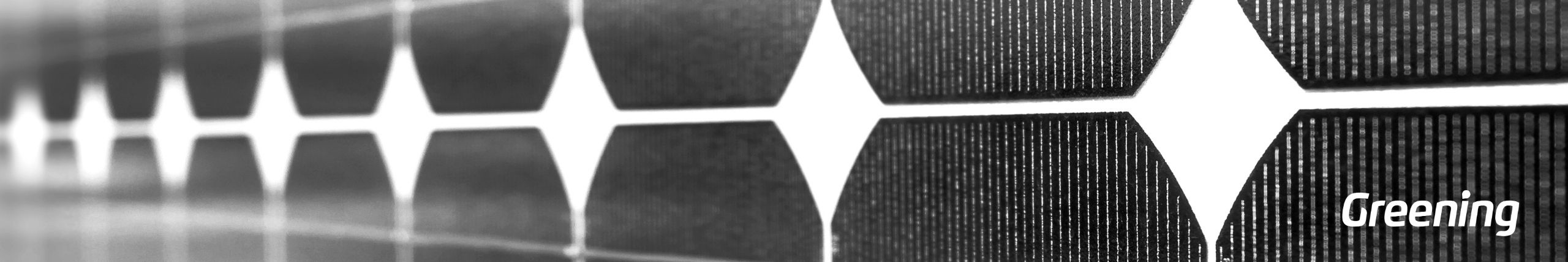 Detalle en primer plano de un panel solar con el logotipo de Greening.