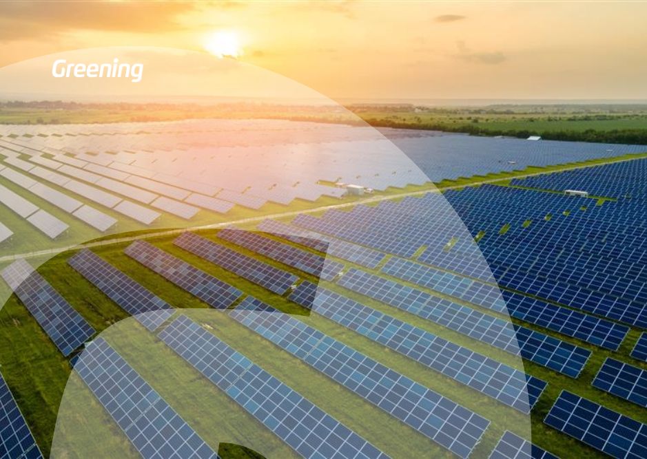 Parque solar de Greening Group durante el atardecer