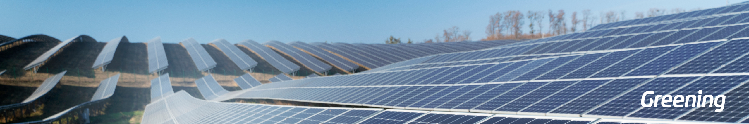 Instalación fotovoltaica a gran escala con múltiples seguidores solares.
