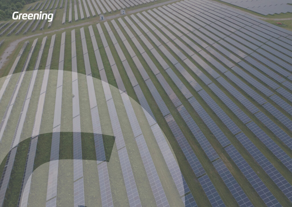 Vista aérea de una planta fotovoltaica a gran escala con filas de paneles solares y marca Greening