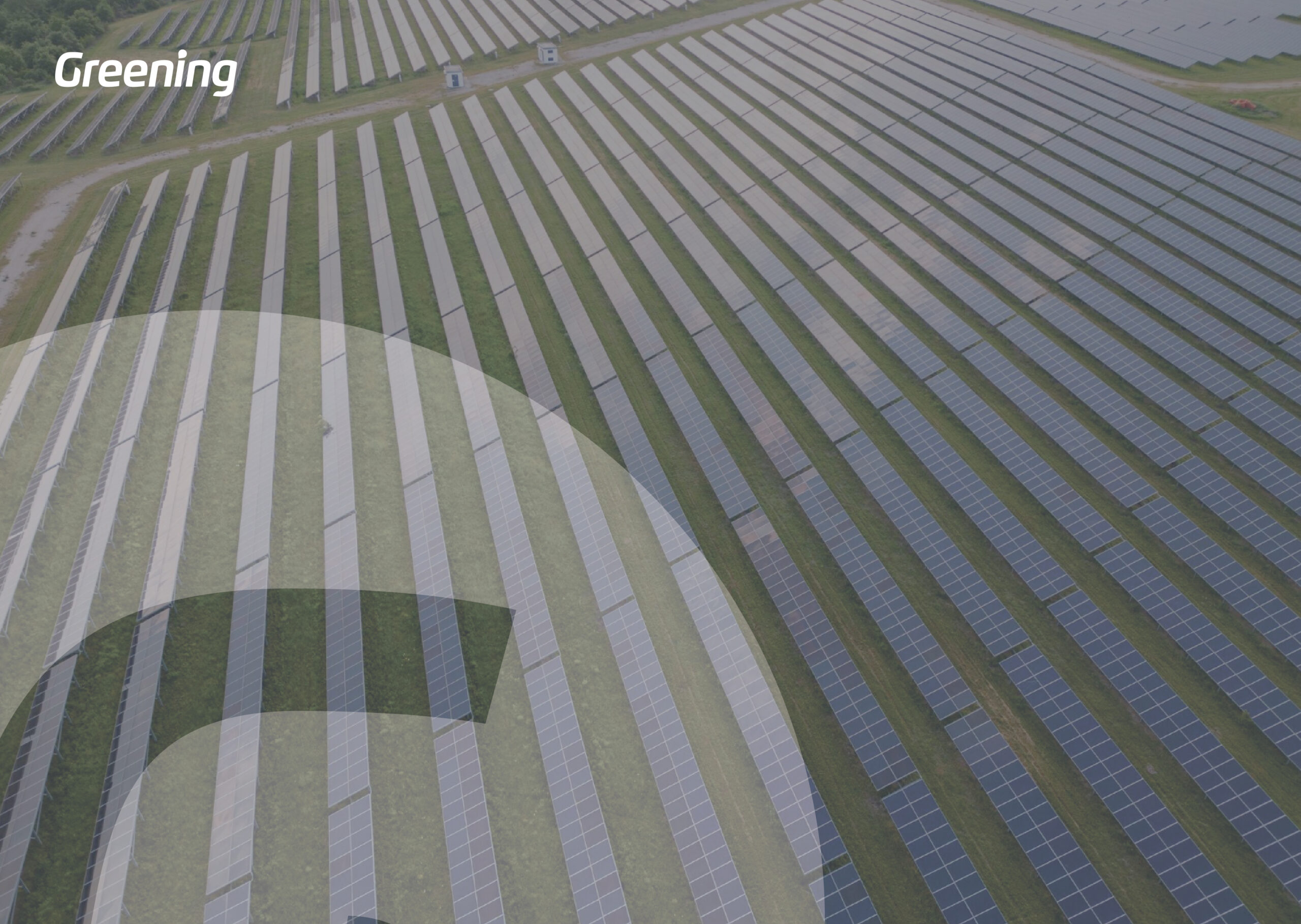 Vista aérea de una planta fotovoltaica a gran escala con filas de paneles solares y marca Greening