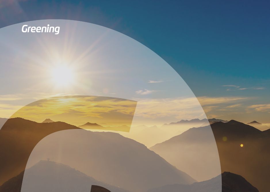 Paisaje de montañas al amanecer con el sol como símbolo de energía renovable y transición energética impulsada por Greening.