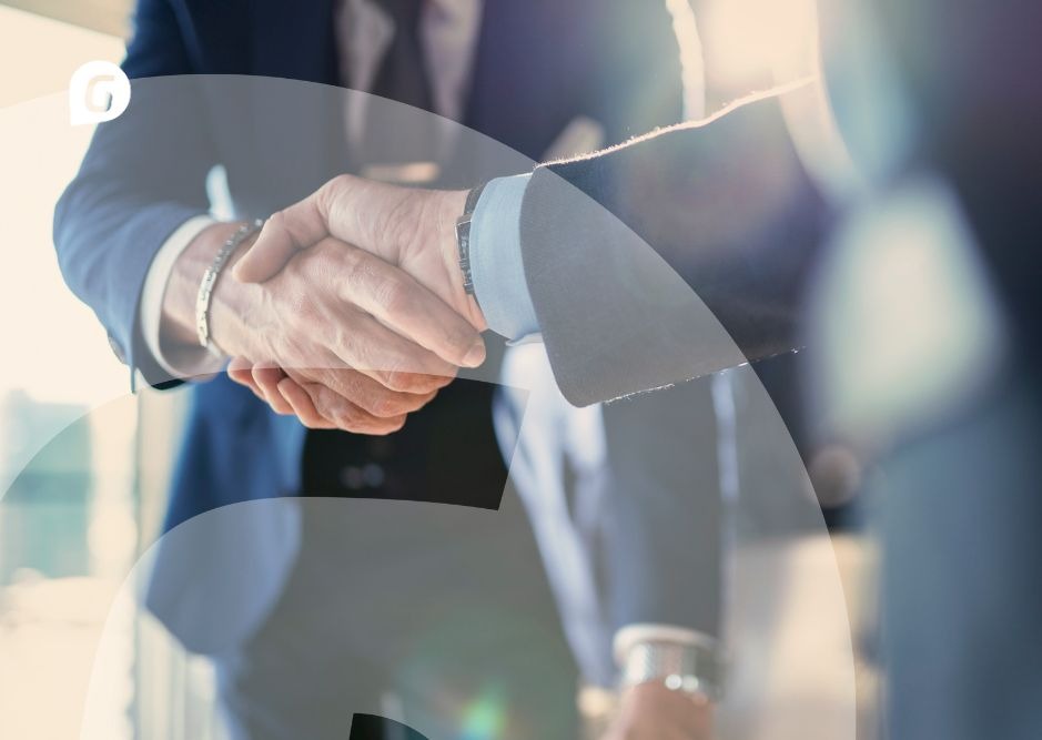 Apretón de manos entre directivos como símbolo del refuerzo del equipo directivo de Greening y su estrategia de crecimiento empresarial