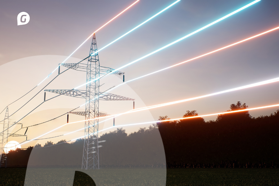 Línea de alta tensión eléctrica con flujos de energía digitalizados sobre paisaje natural al atardecer