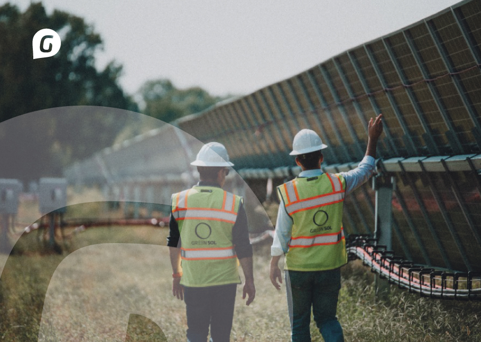Ingenieros trabajando en planta solar en Estados Unidos en proyecto EPC de 102 MW desarrollado por Greening y Greensol