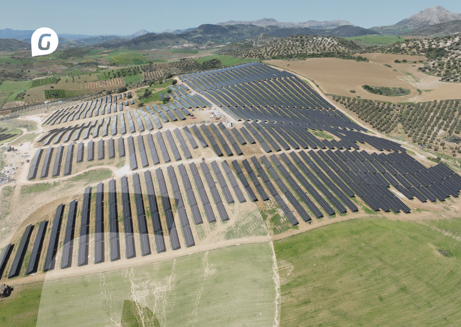 Planta fotovoltaica Antequera-Casabermeja de 21,5 MW en Málaga con vista aérea de paneles solares