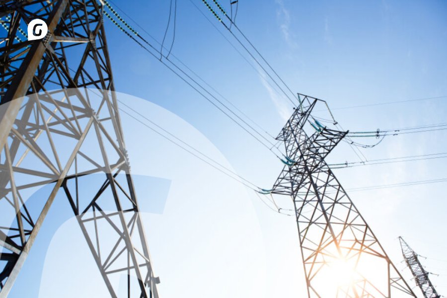 Torres eléctricas de alta tensión representando la infraestructura energética y el crecimiento estratégico de Greening